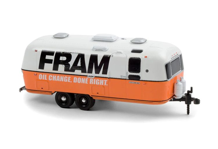 Greenlight - 1:64 Hitched Homes Series 9 1971 Airstream Land Yacht Safari FRAM