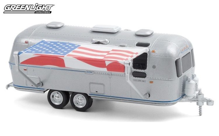 Greenlight - 1:64 Hitched Homes Series 9 1972 Airstream Land Yacht Safari