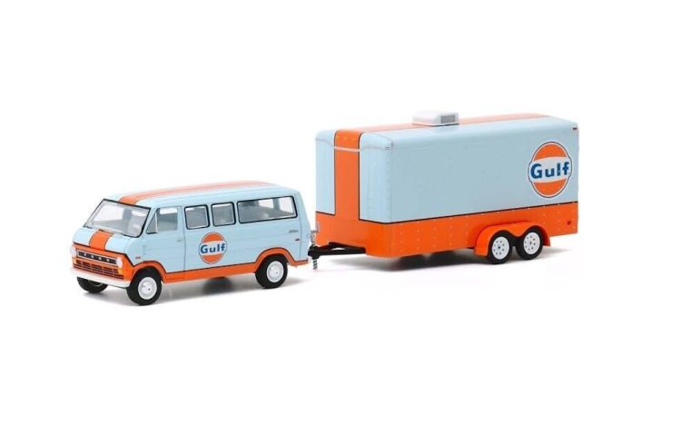 Greenlight - 1:64 Hitch & Tow Series 20 1972 Ford Club Wagon & Enclosed Car Trailer