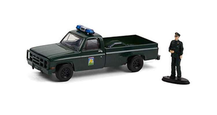 Greenlight - 1:64 The Hobby Shop Series 10 1986 Chevrolet M1008 w/ Law Enforcement Officer