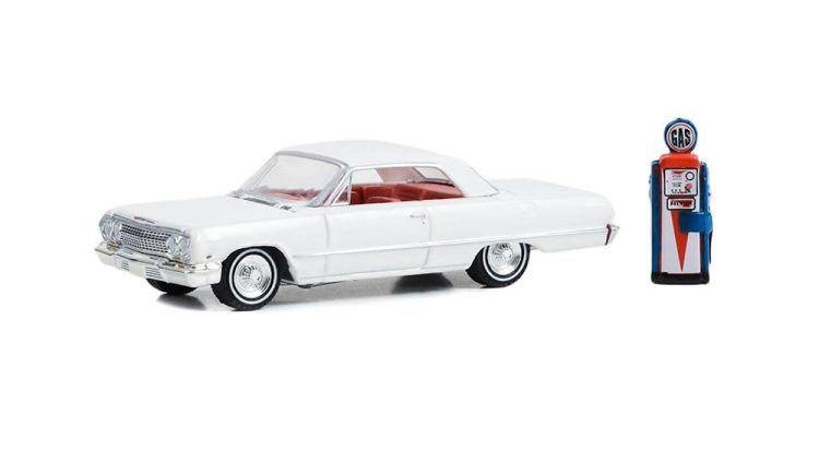 Greenlight - 1:64 The Hobby Shop Series 15 1963 Chevrolet Bel Air w/ Vintage Gas Pump