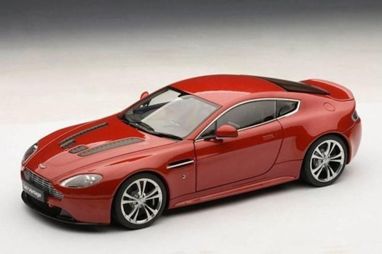 Motormax - 1:24 Aston Martin V12 Vantage S "Timeless Legends"