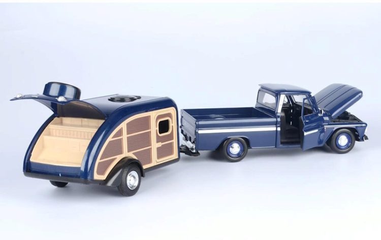 Motormax - 1:24 1966 Chevy C-10 Fleetside w/ Tear Drop Trailer "American Classics"