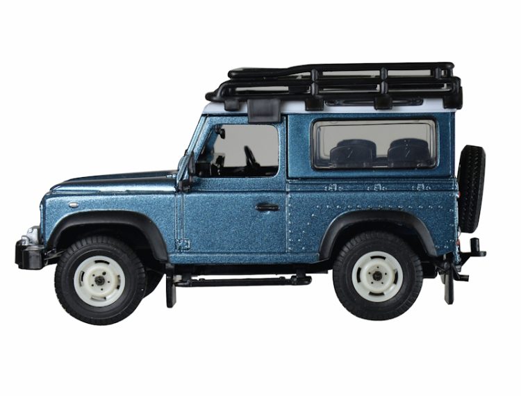 Britains - 1:32 Land Rover Defender 90 w/ Roof Rack - Image 2