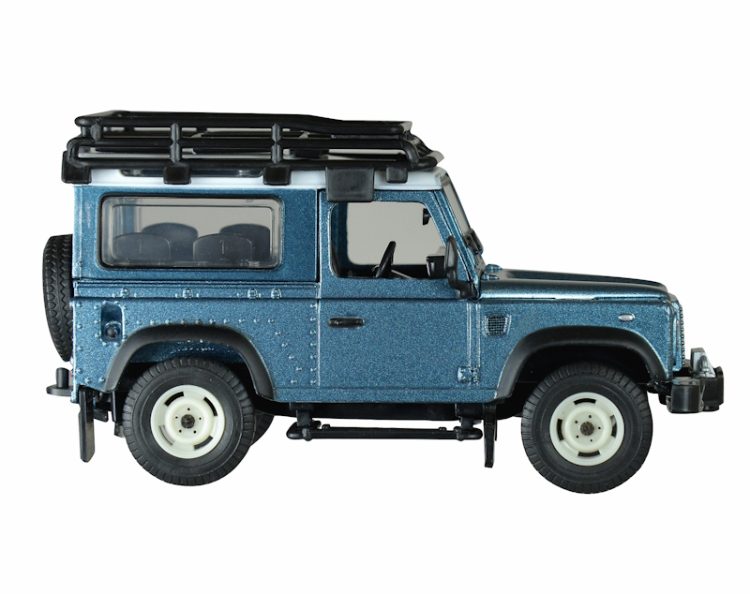 Britains - 1:32 Land Rover Defender 90 w/ Roof Rack - Image 5