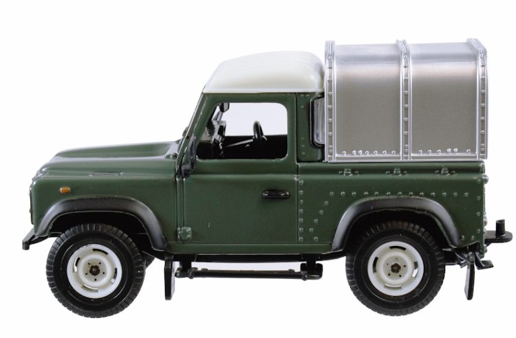 Britains - 1:32 Land Rover Defender 90 w/ Canopy - Image 4