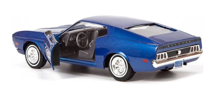 Motormax - 1:24 1971 Ford Mustang Sportsroof - Met. Blue "Timeless Legends" - Image 2