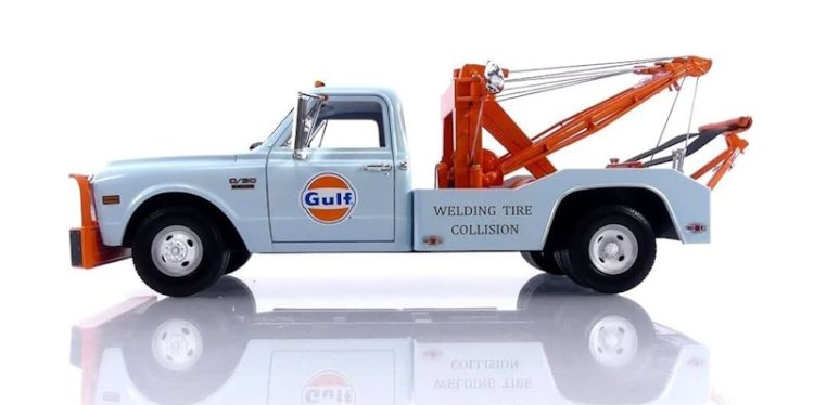 Greenlight - 1:18 1969 Chevrolet C-30 Dually Wrecker - Image 2