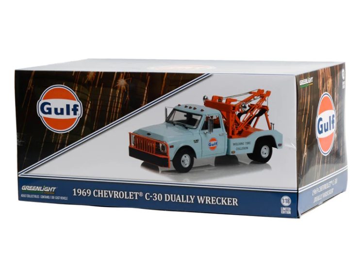 Greenlight - 1:18 1969 Chevrolet C-30 Dually Wrecker - Image 4