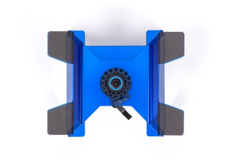 Traxxas - Aluminum RC Car/ Truck Stand, X-Trucks, blue - Image 4