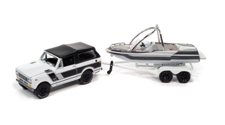 Johnny Lightning - 1:64 1979 International Scout II w/ Boat & Trailer (Winter White) - Hulls & Haulers