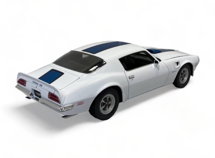 Welly - 1:18 1972 Pontiac Firebird Trans Am - White/Blue - Image 2