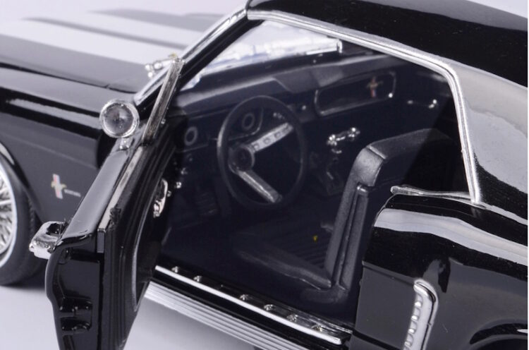 Motormax - 1:18 1964 ½ Ford Mustang Hardtop - Black - Image 4